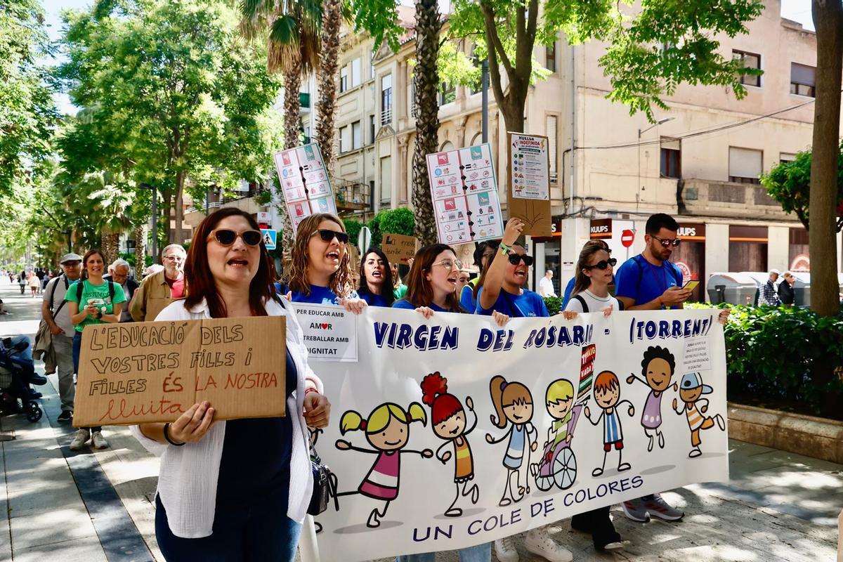 Cerca de 500 personas marchan en Torrent para defender la educación pública