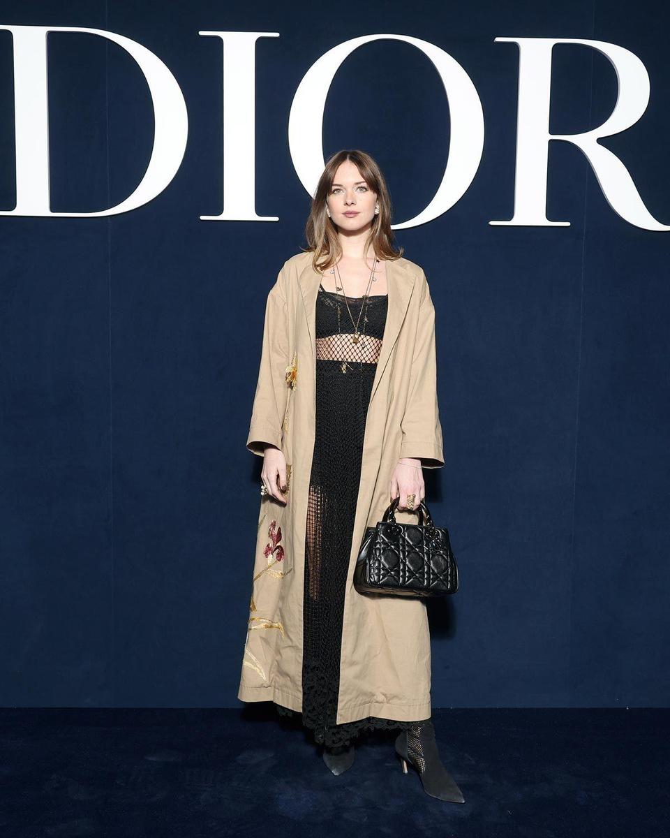 Stella del Carmen en el photocall del desfile de Dior otoño-invierno 2023-2024