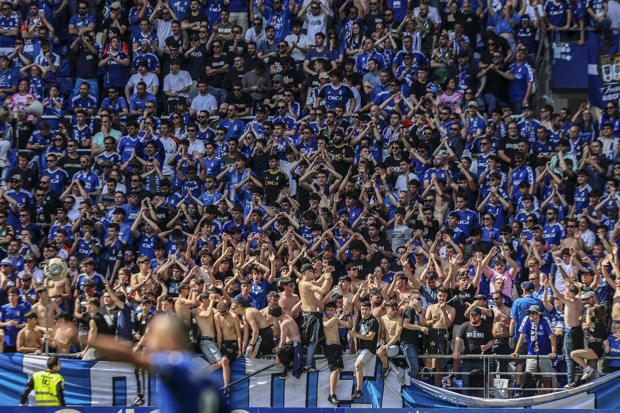 EN IMÁGENES: Ambientazo en la valiosa victoria del Oviedo contra el Zaragoza