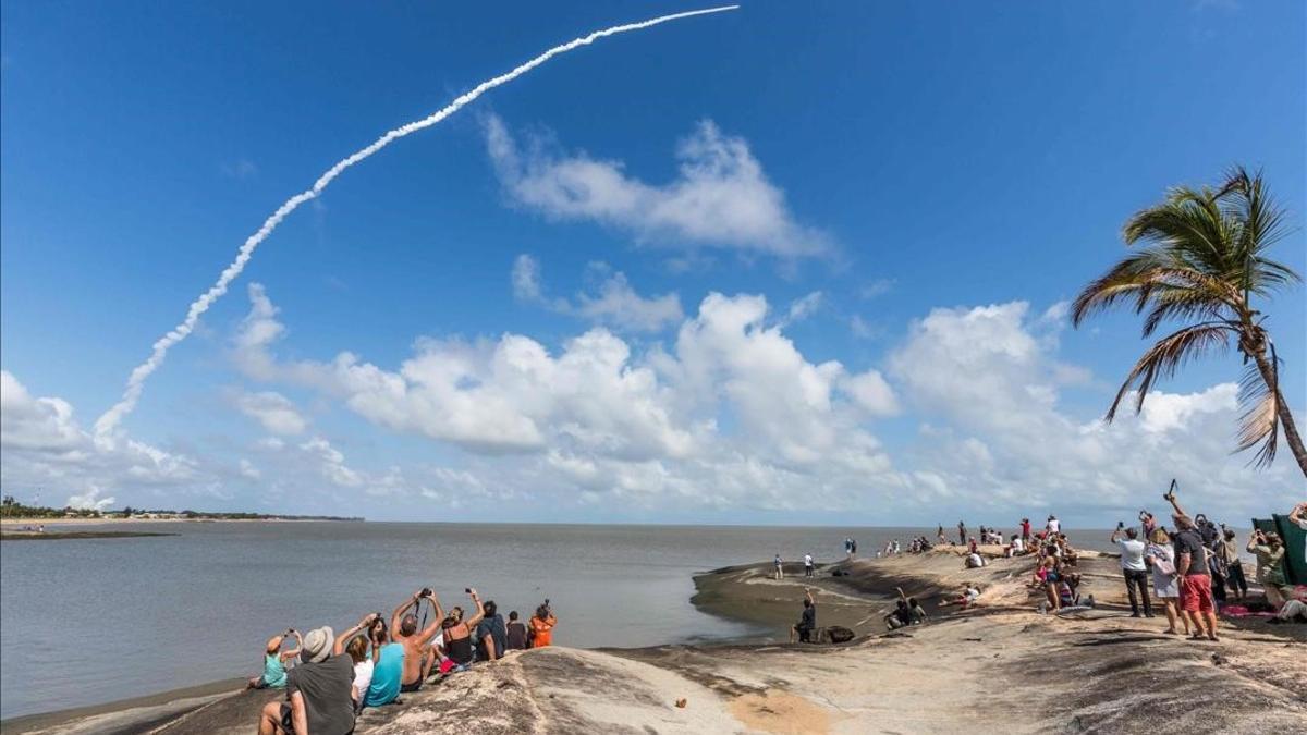 zentauroepp36320600 topshot   people take photos as an ariane 5 space rocket wit161215183733