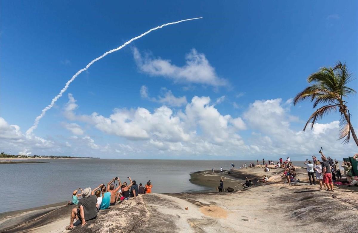 zentauroepp36320600 topshot   people take photos as an ariane 5 space rocket wit161215183733