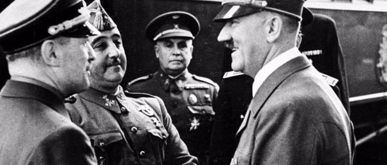 Franco y Hitler se saludan antes de subir al tren del führer en la estación francesa de Hendaya en octubre de 1940.