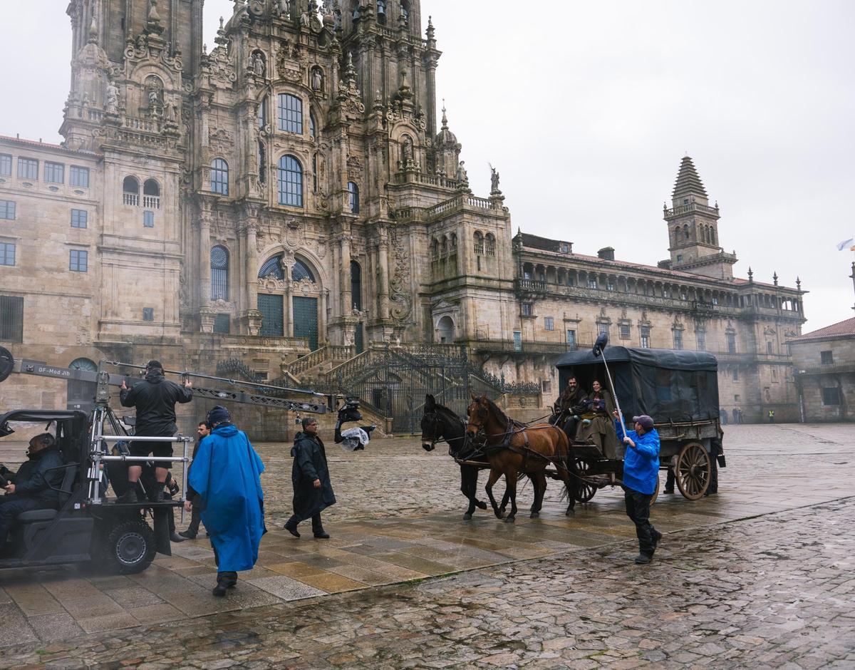 Luis Tosar conduce un carromato en la Praza do Obradoiro durante los rodajes de ‘Lobo’, el pasado enero