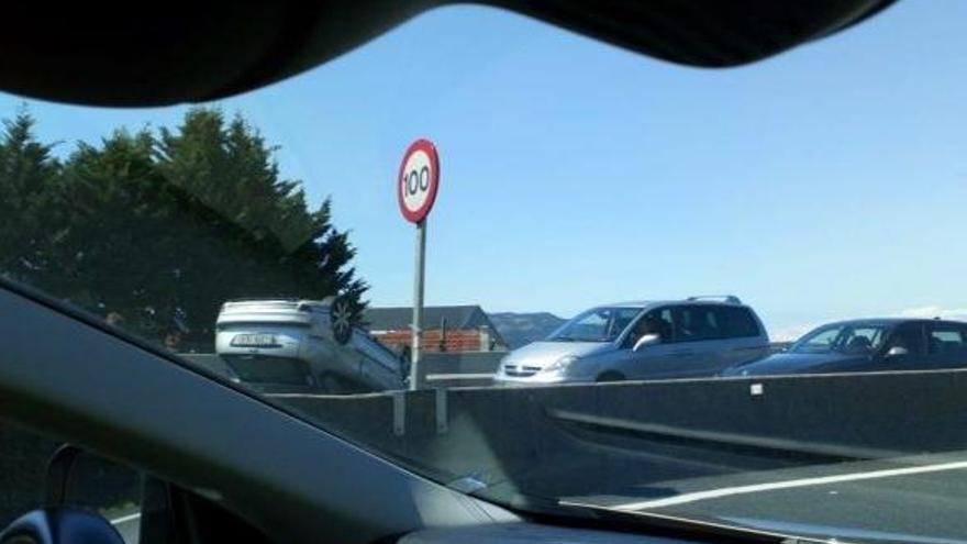 Turismo accidentado en la autopista dirección Vigo. // FdV