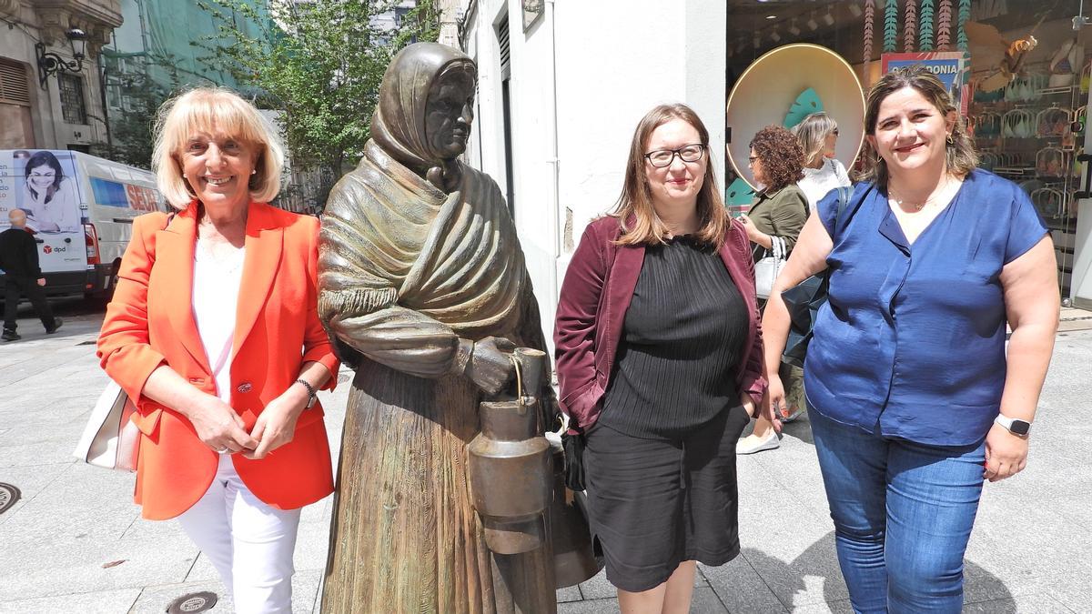 Marisol Novoa, Carmen Sampayo y Pilar Garzón, en la estatua de la lechera en la calle Paseo. //F. CASANOVA