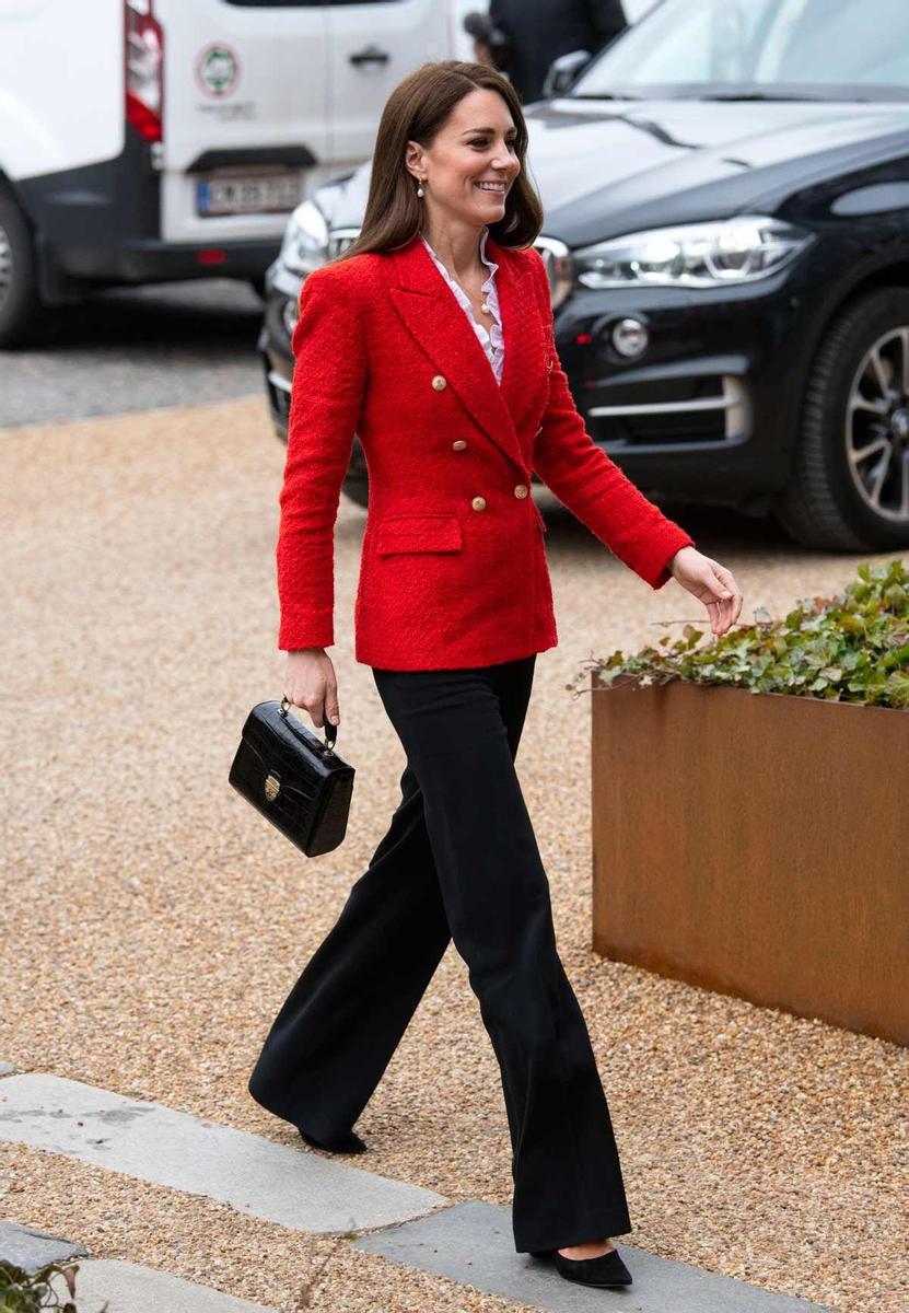 El look de Kate Middleton con americana roja de Zara en su llegada a Dinamarca