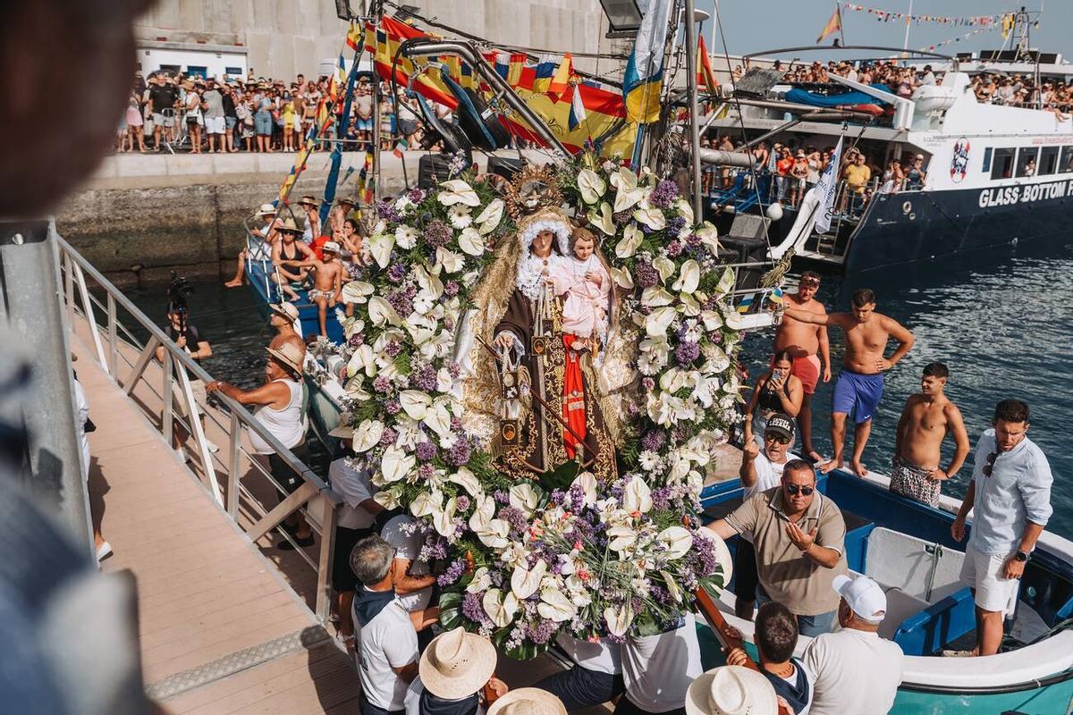 Encuentro marítimo entre las vírgenes del Carmen de Mogán y Arguineguín