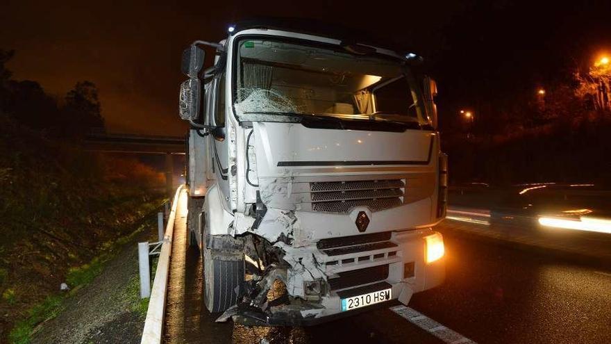 El turismo, que se paró por una avería, quedó destrozado. // G. Santos