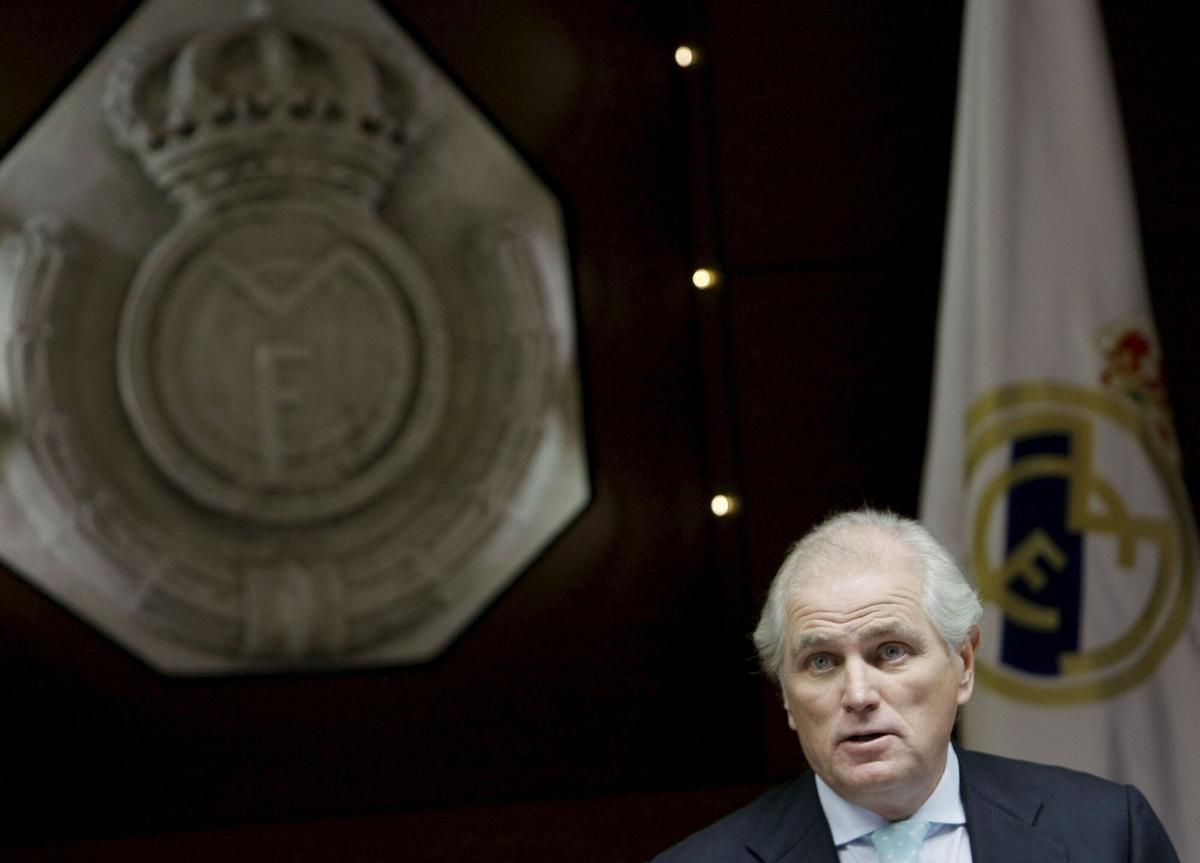 MD31. MADRID, 31/10/08.- El presidente del Real Madrid, Ramón Calderón, durante presentación hoy en el estadio Santiago Bernabéu de la primera edición de los Premios Internacionales del club, que incluyen los apartados "a una trayectoria deportiva personal o institucional", "medicina deportiva", "Ciencias sociales aplicadas al deporte" y "ciencias económicas y gestión empresarial aplicadas al deporte". EFE/Ballesteros. ramon calderon. real madrid. premios real madrid 2008. paisano primer plano 2008 solo. santiago bernabeu
