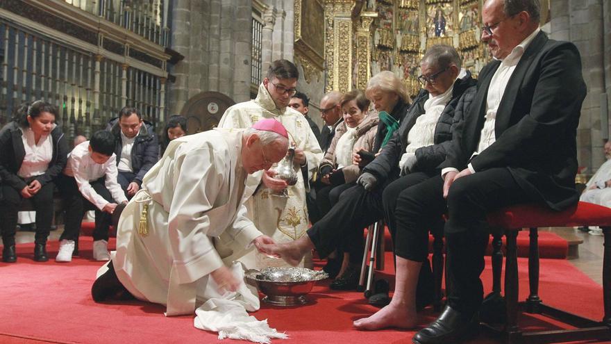 El obispo de Ourense, Leonardo Lemos, lavando los pies de los feligreses. | Iñaki Osorio