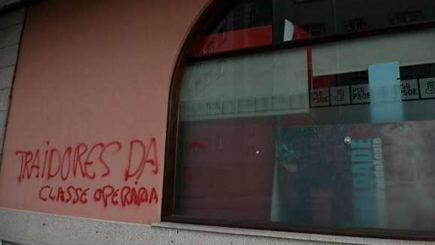 Pintadas en la sede del PSOE local. // Gustavo Santos