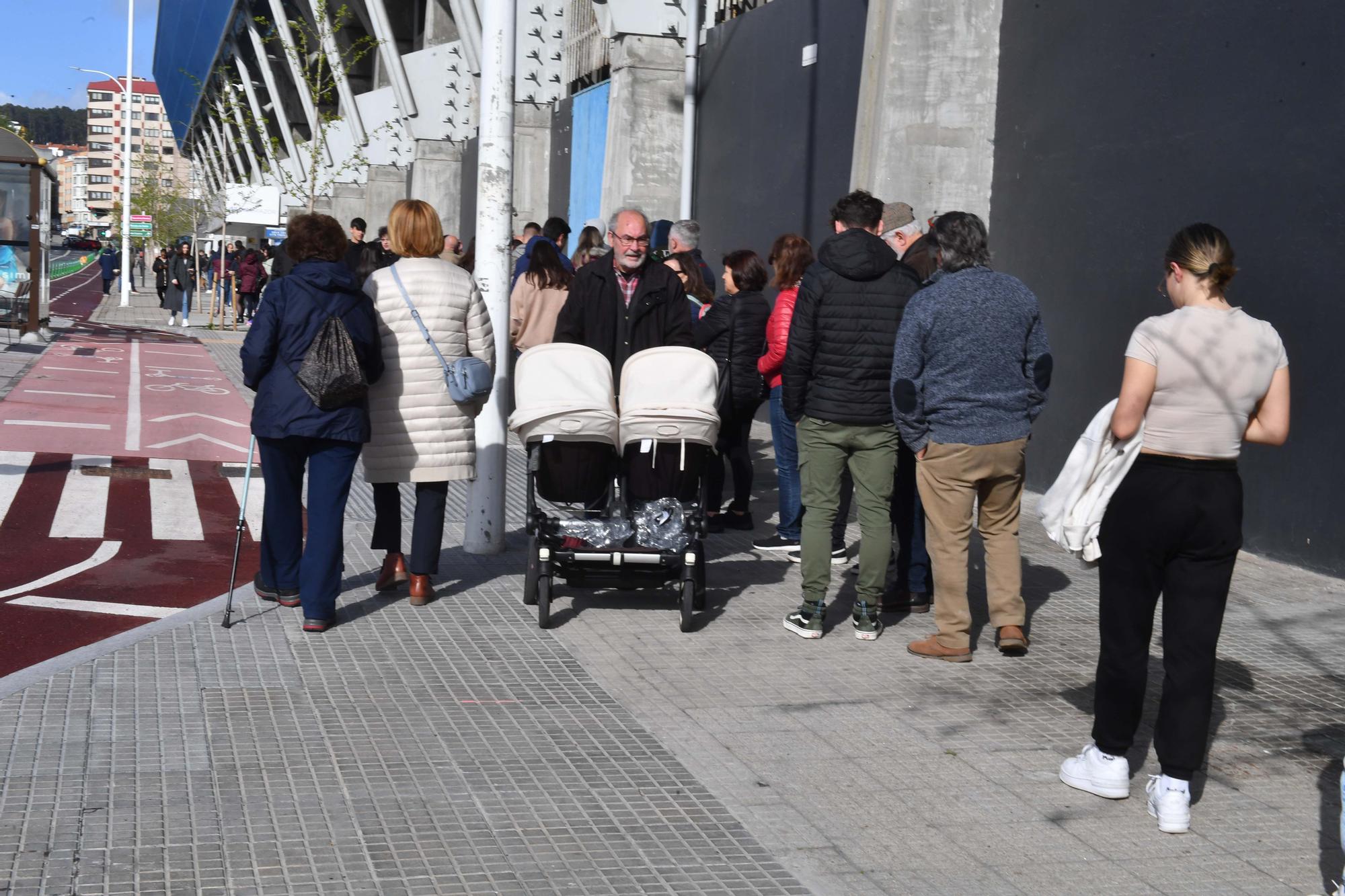 Colas en Riazor por las últimas entradas para el derbi Rácing de Ferrol - Deportivo en A Malata