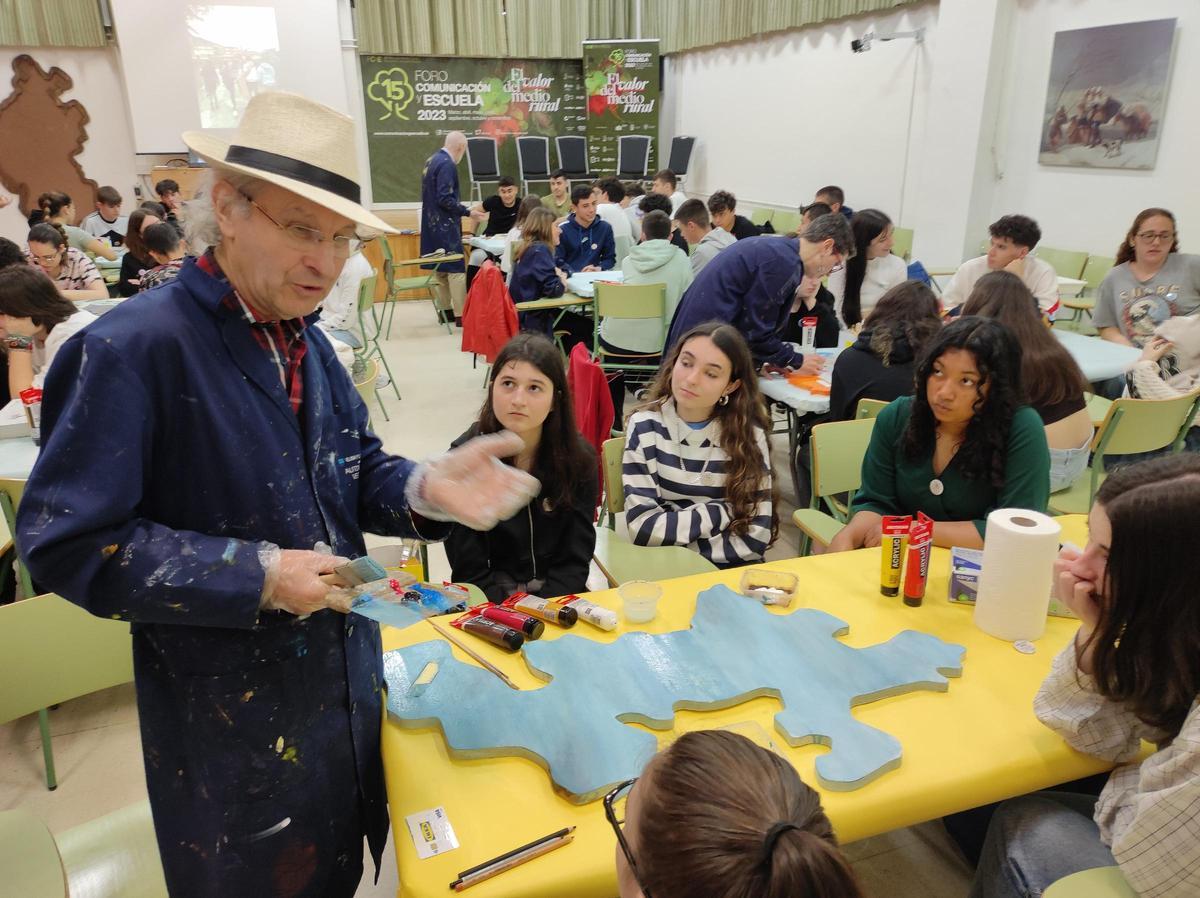 Núñez Arias conversando con los alumnos.