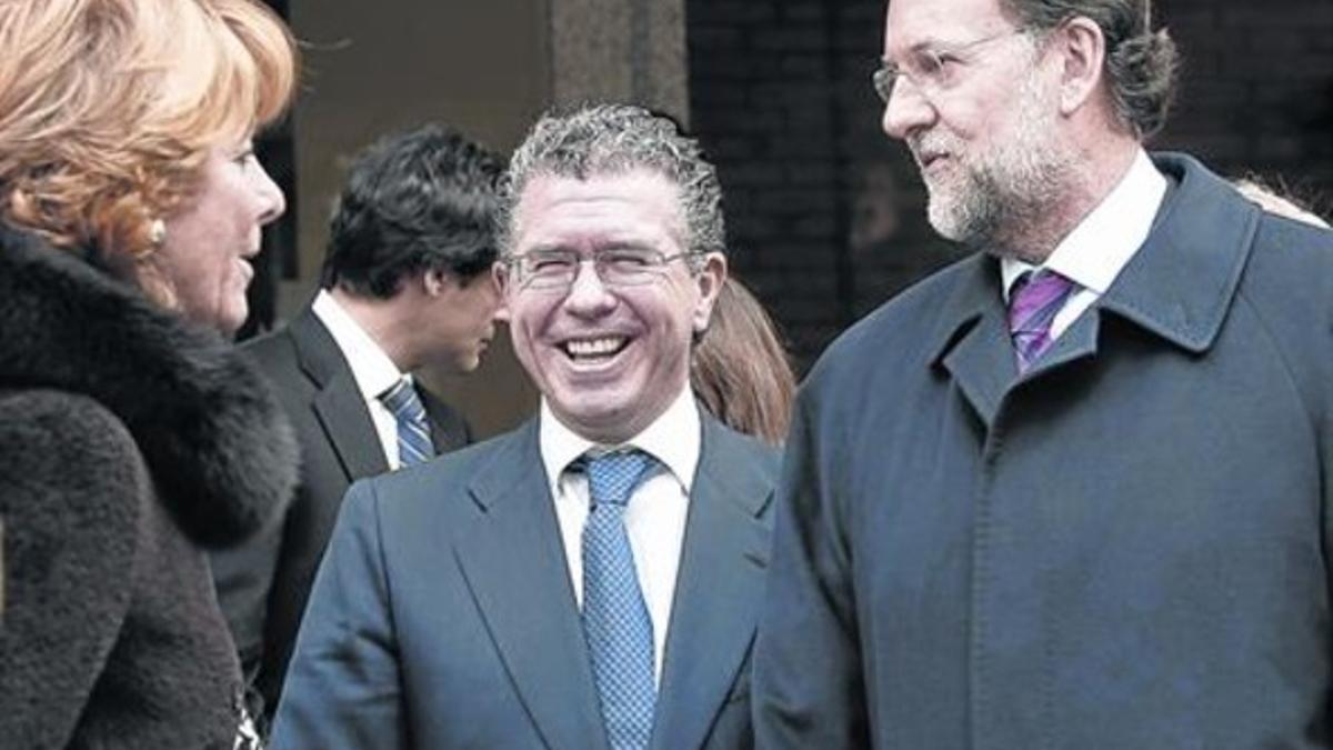Esperanza Aguirre, Francisco Granados y Mariano Rajoy, en febrero del 2010, mucho antes de que el segundo fuese imputado por varios delitos.