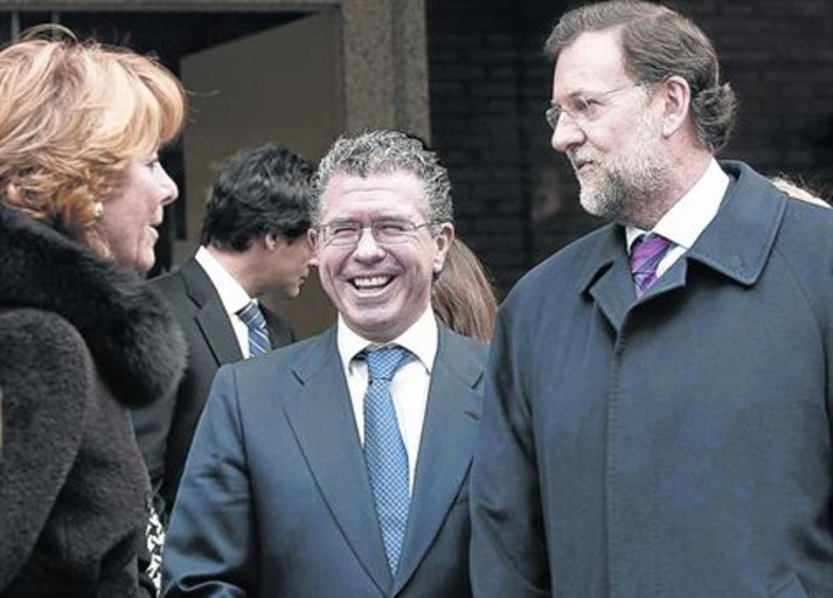 Esperanza Aguirre, Francisco Granados i Mariano Rajoy, el febrer del 2010, molt abans que el segon fos imputat per diversos delictes.