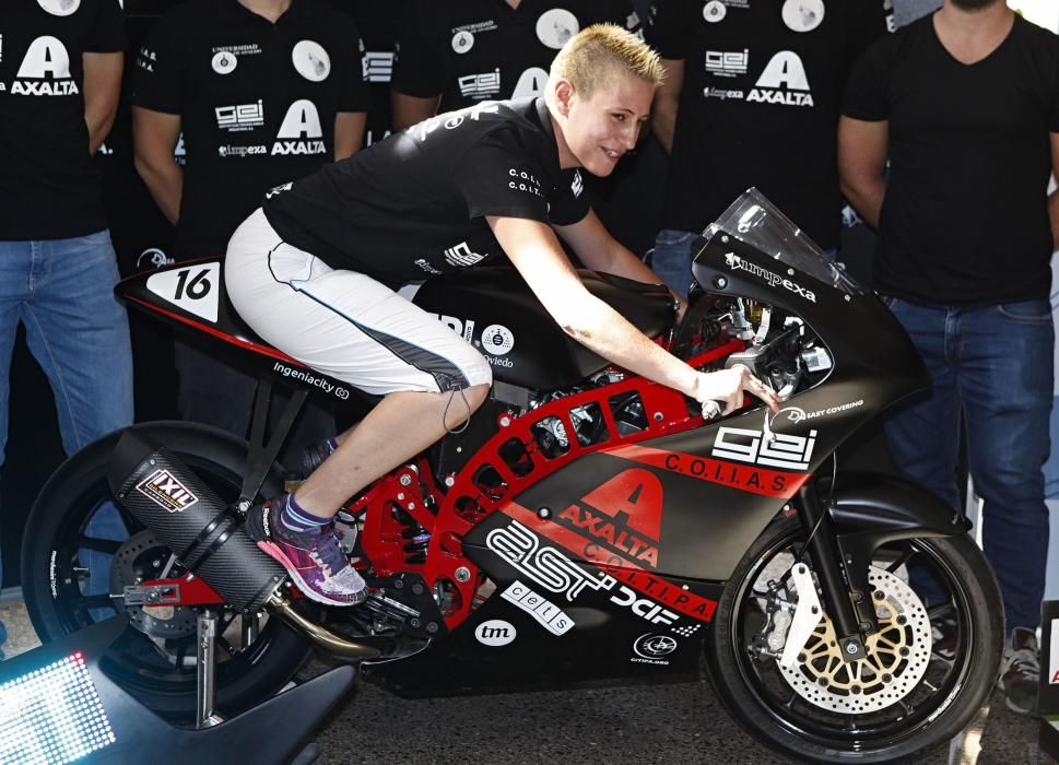 Presentación de la moto del programa Motostudent de los alumnos de la Escuela Politécnica de Ingeniería