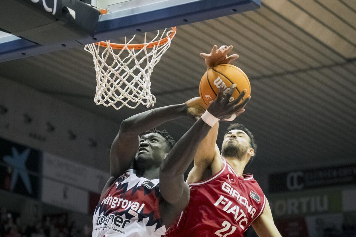 Juan Fernández trata de taponar a Khalifa Diop, del Baskonia