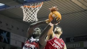 Juan Fernández trata de taponar a Khalifa Diop, del Baskonia