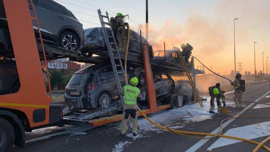 Arde un vehículo remolque porta-turismos en la A-2, a la altura de Malpica, sin heridos