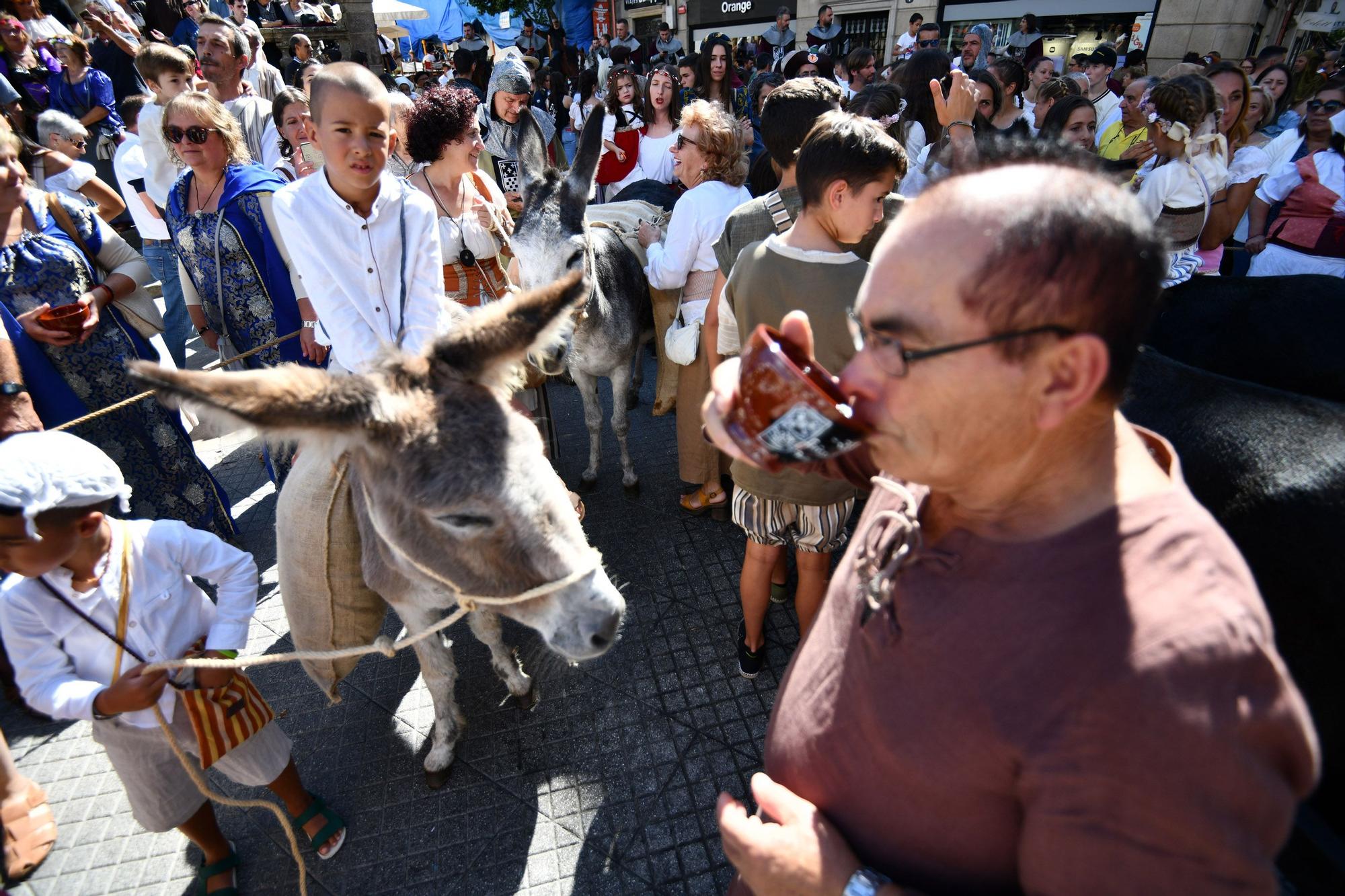 Cortesanos, bufones, damas y caballeros celebran el retorno de su señor: la Feira Franca anima Pontevedra