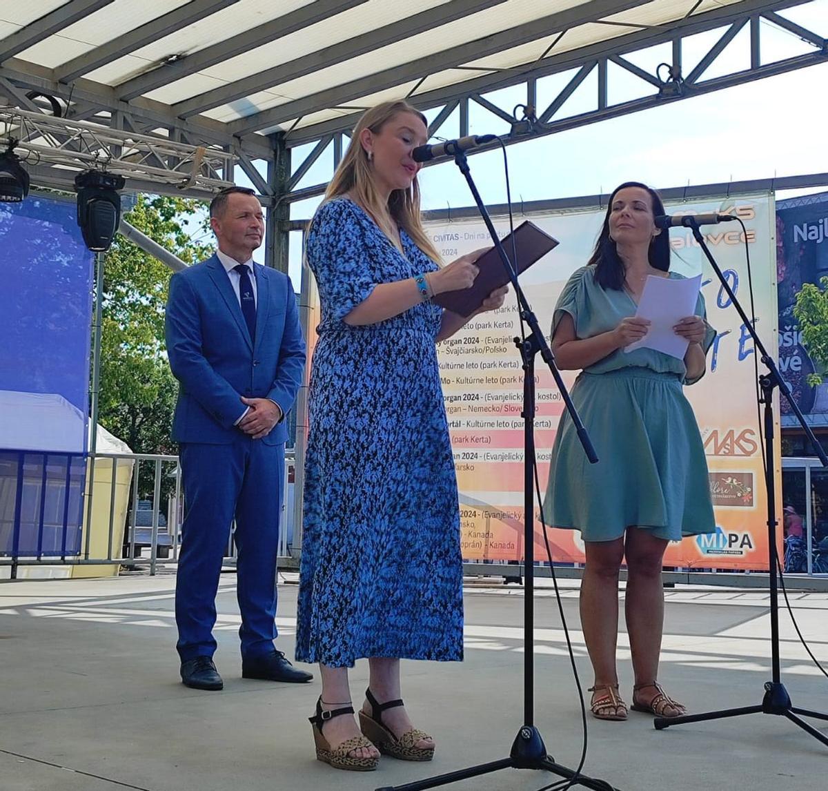 La vicealcaldesa de Vila-real, Maria Fajardo, durante su discurso en al inauguración de la feria regional de Zemplin.
