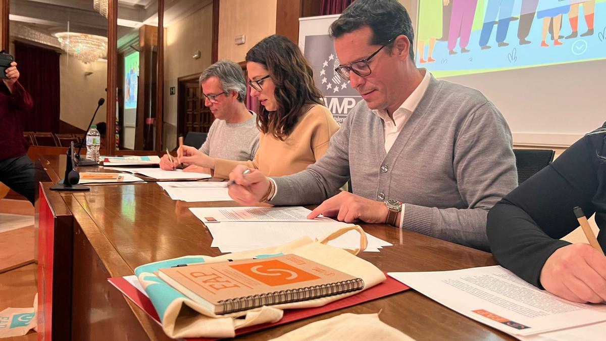 Un momento de la firma del convenio entre Aitana Mas y Rubén Alfaro