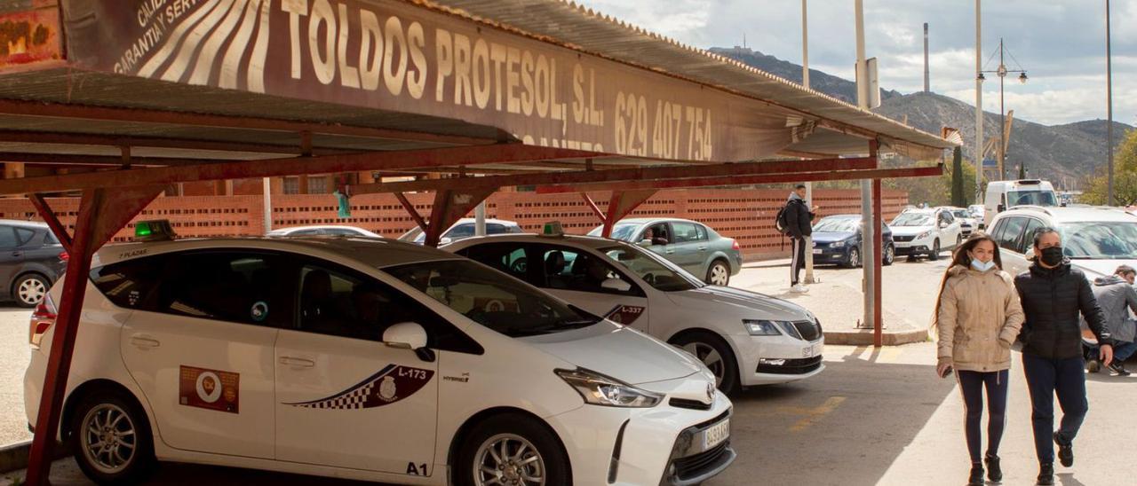 Dos taxis aparcados en la estación de tren de Cartagena | LOYOLA PÉREZ DE VILLEGAS