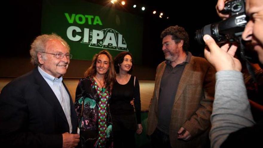 De izda a dcha, Eduard, Carolina y Elsa Punset junto al exdirector de Greenpeace anoche en el Palau de Altea al término de las intervenciones.