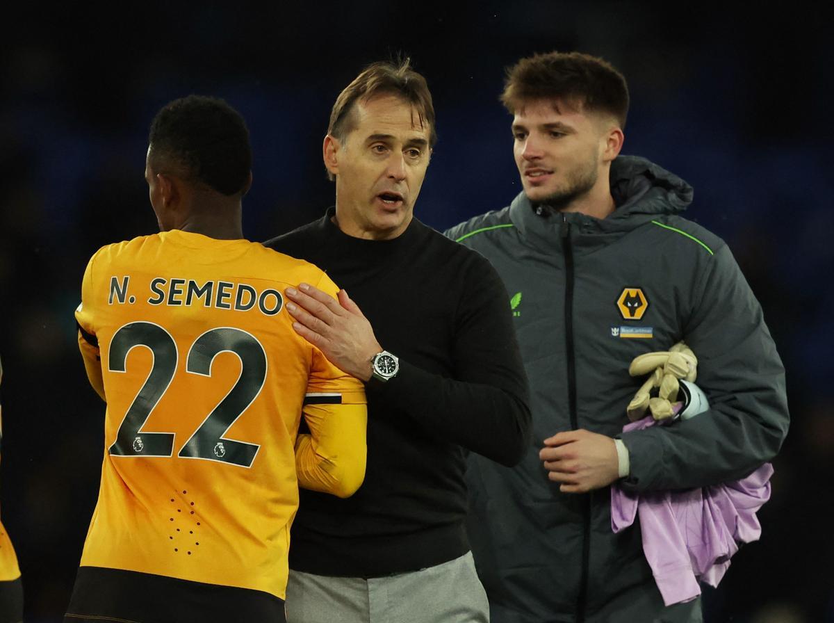 Nelson Semedo felicita a Julen Lopetegui tras el triunfo del Wolves en el campo del Everton.