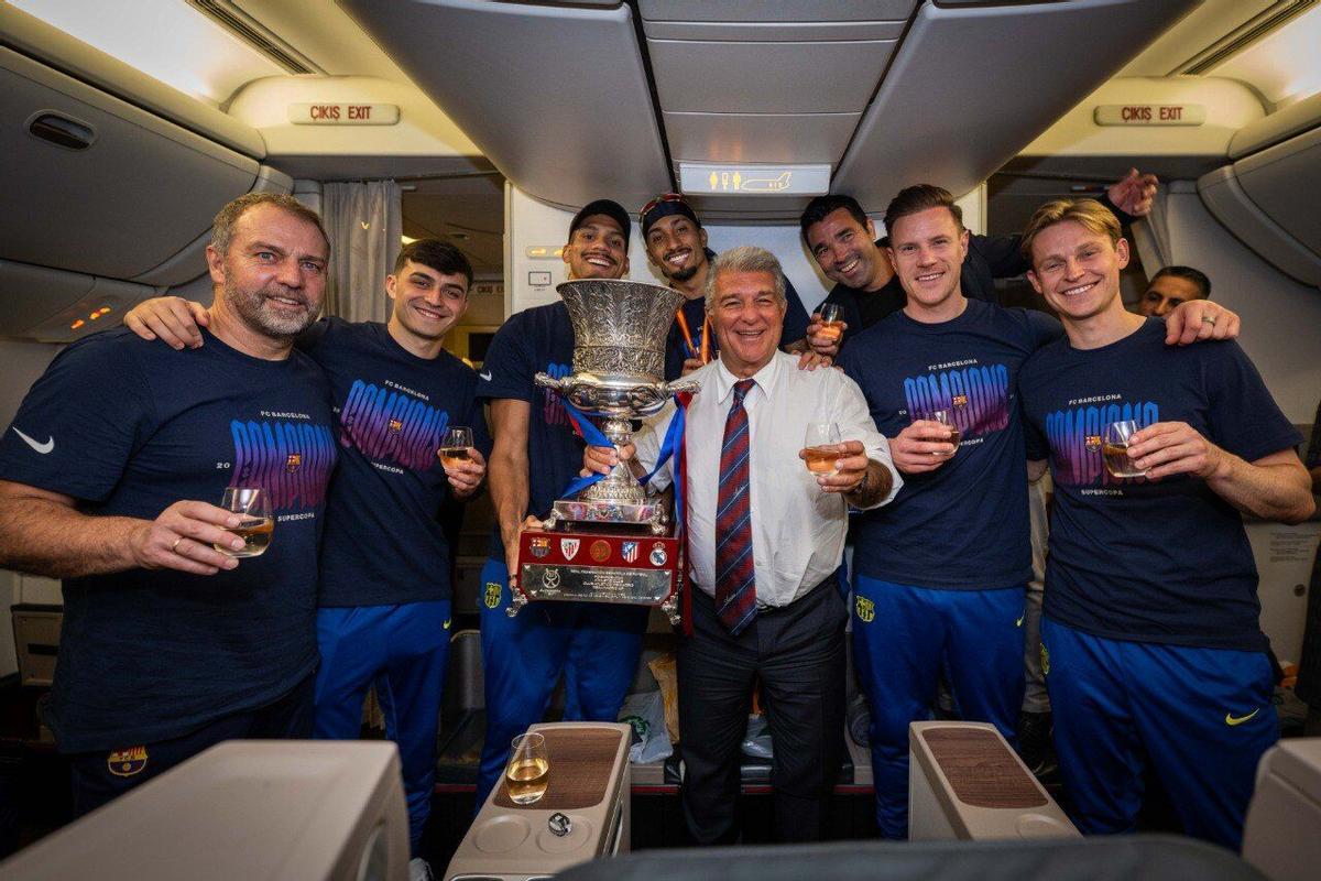 Los capitanes del Barça posan en el avión de regreso tras conquistar la Supercopa de España ante el Real Madrid.