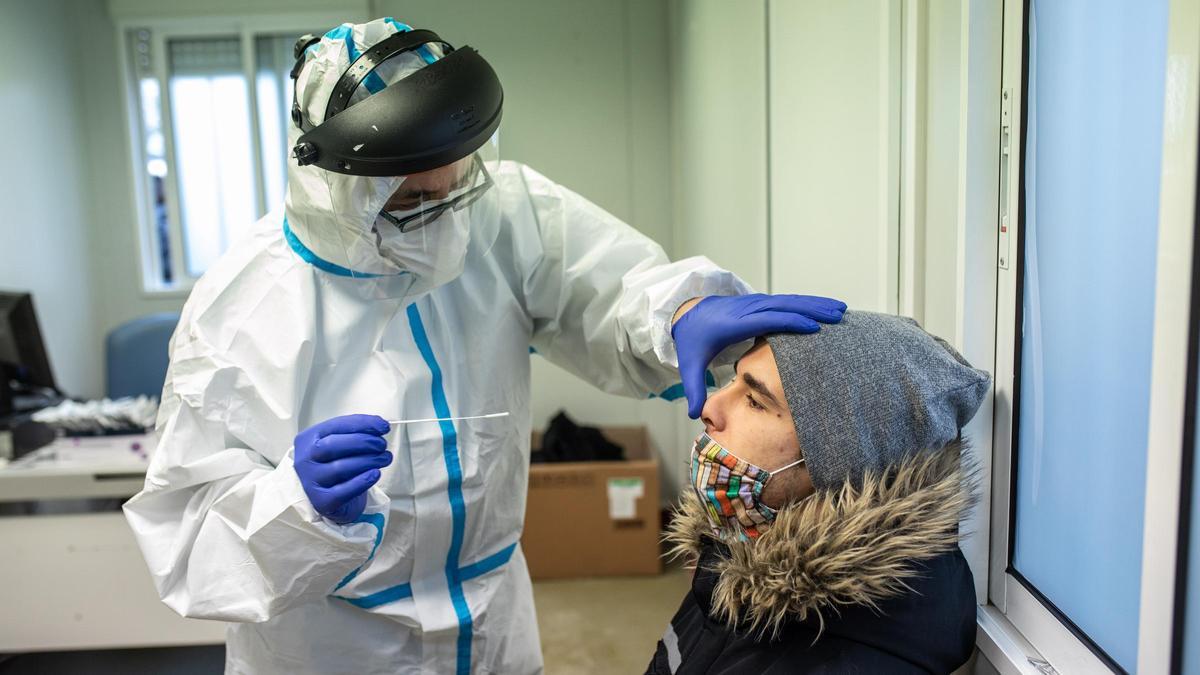 Personal sanitario realiza test en el Campus Viriato.