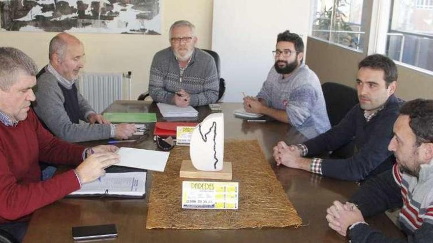 Directiva del Alondras, con miembros del gobierno de Cangas. // Santos Álvarez