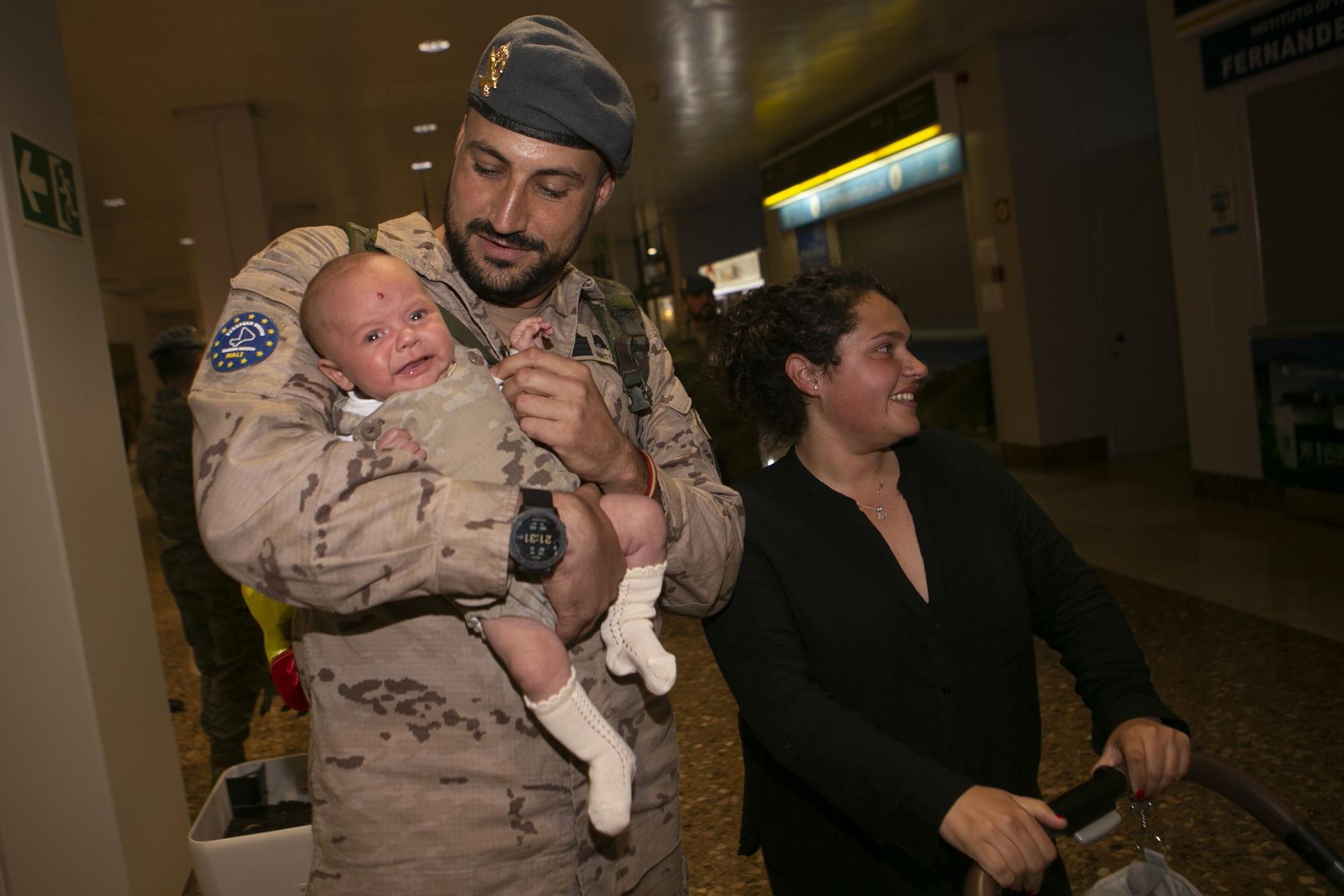 Emocionante llegada al aeropuerto de Asturias de los militares que regresaron de Mali