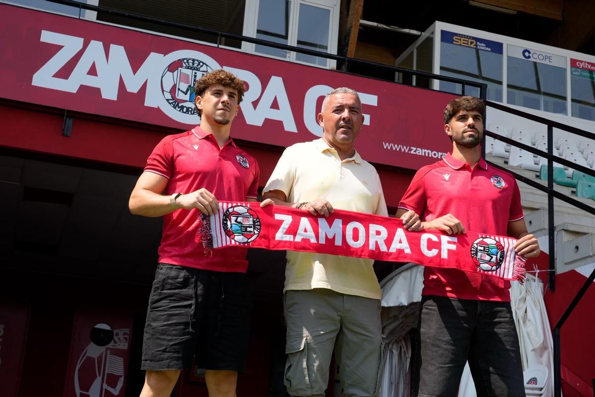 Yurrieta y Navarro posan junto a David Vizcaíno en el Ruta de la Plata.
