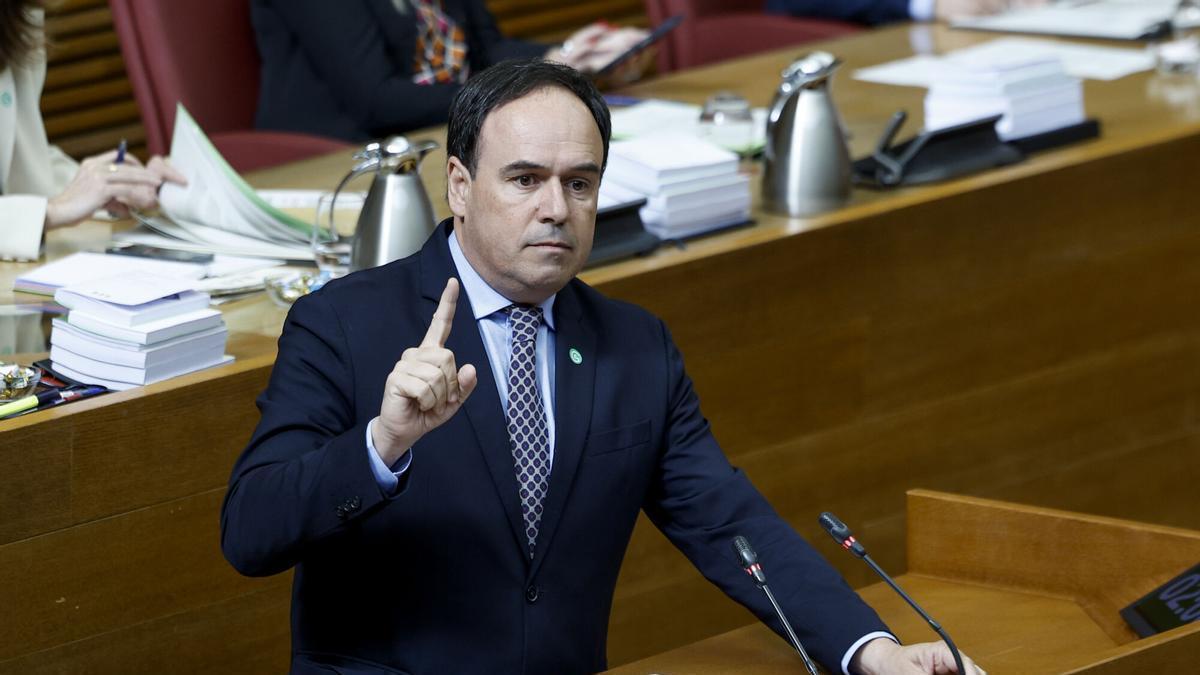 El president de la Generalitat, Juanfran Pérez Llorca, durante su intervención en el pleno de las Corts, este jueves.