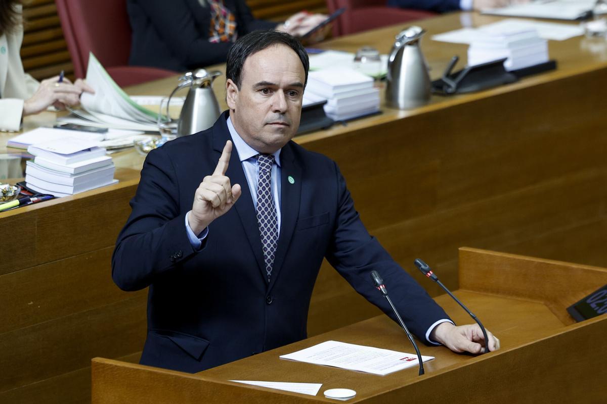 El president de la Generalitat, Juanfran Pérez Llorca, durante su intervención en el pleno de las Corts, este jueves.