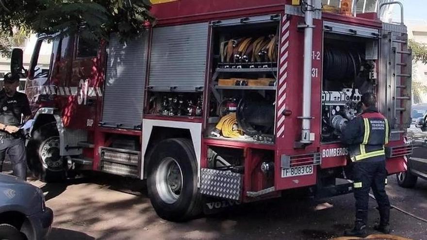 Evitan una tragedia por un incendio doméstico en un complejo residencial de Arona