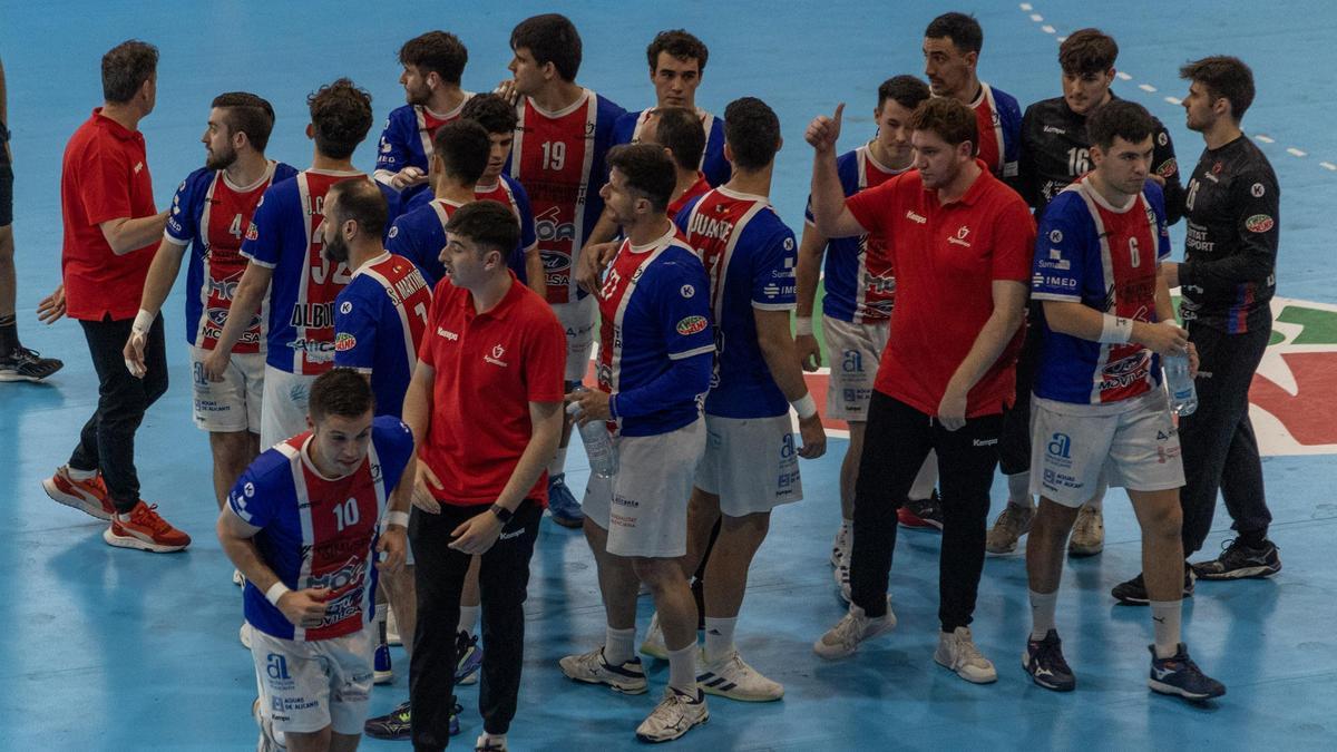 Los jugadores de Agustinos, durante un tiempo muerto