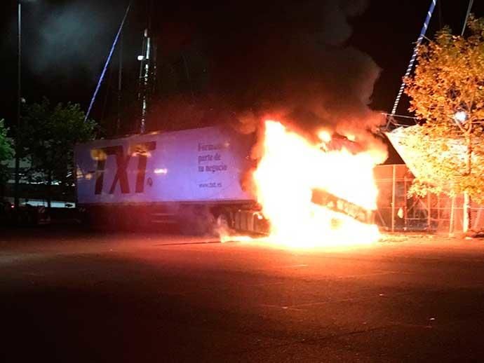 Calcinado por completo un camión en Sada