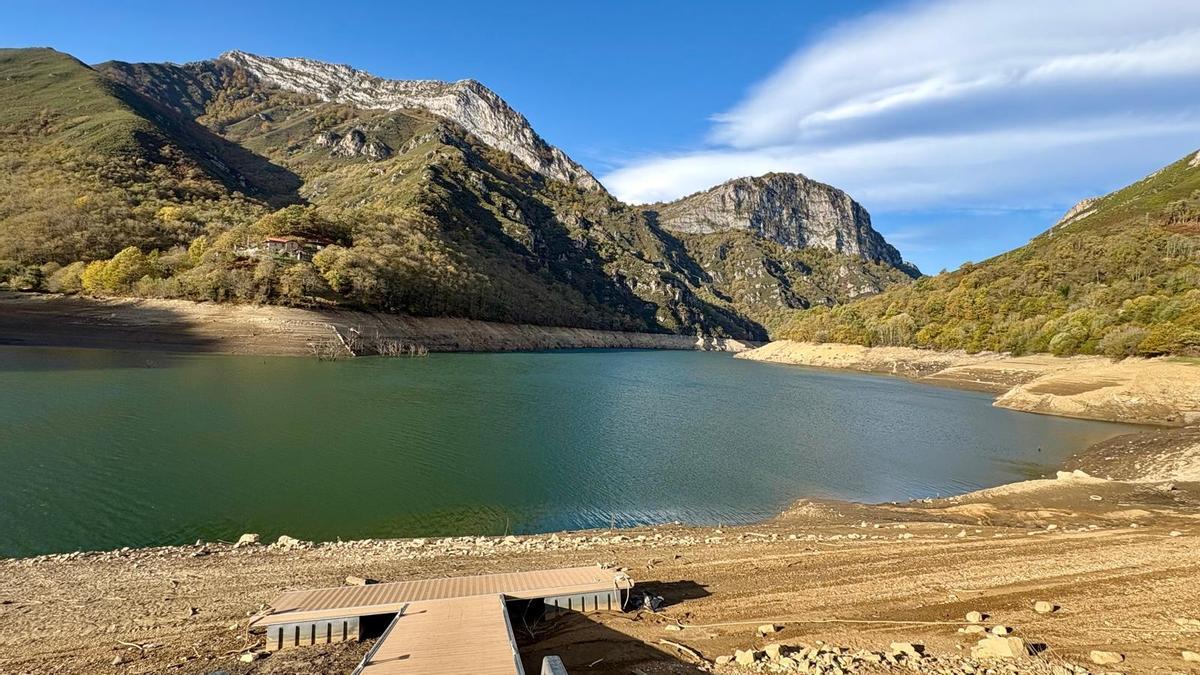 El pantalan deportivo del pantano de Tanes, completamente fuera del agua