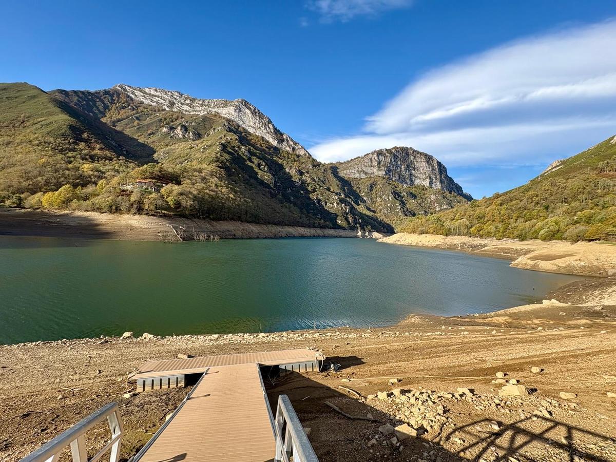 El pantalan deportivo del pantano de Tanes, completamente fuera del agua