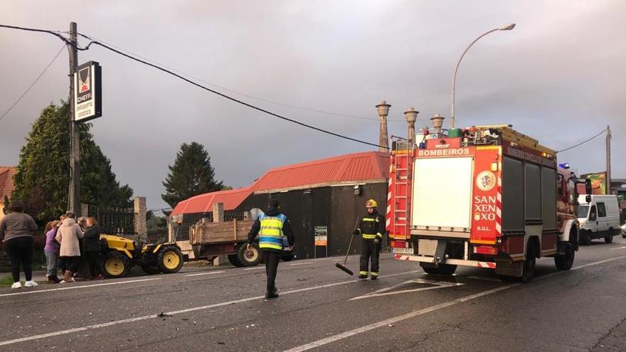 Un herido al chocar un tractor y un turismo en Sanxenxo