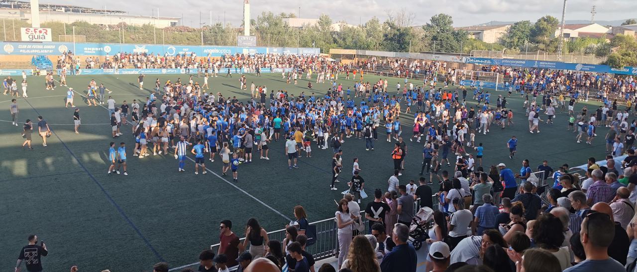 La afición invade el campo trass la victoria de su equipo