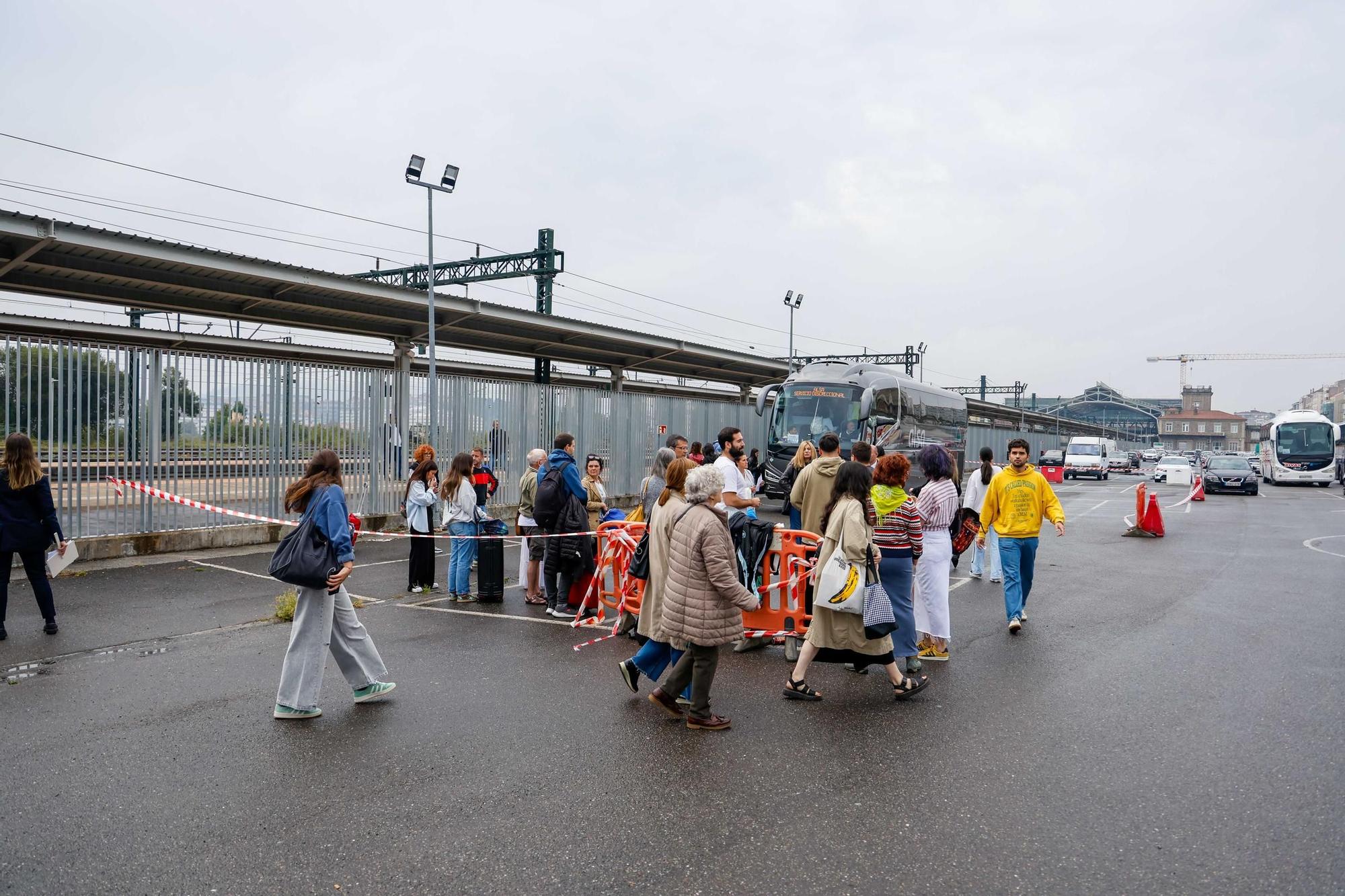 Renfe lo consigue: trasbordo ordenado del tren al bus y sin protestas en Santiago