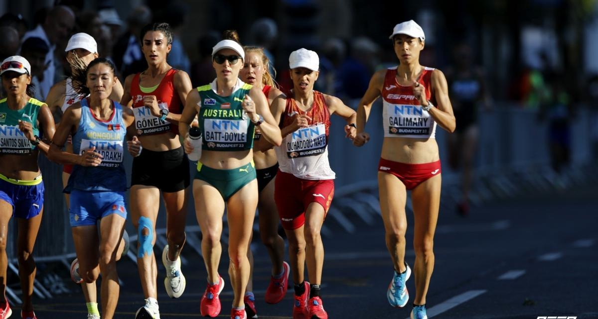 Fátima Ouhaddou, segunda por la derecha, en el Mundial de Budapest.