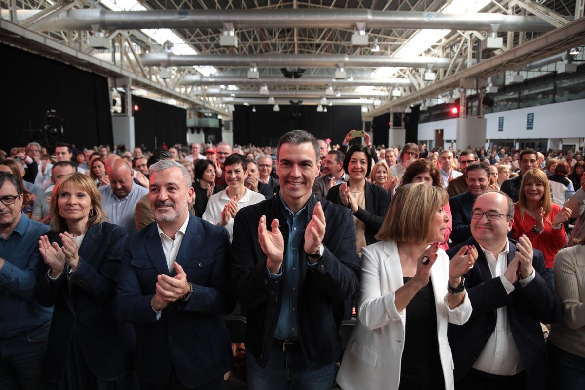 El presidente Pedro Sánchez, con los alcaldes y candidatos del PSC este domingo en L’Hospitalet de Llobregat