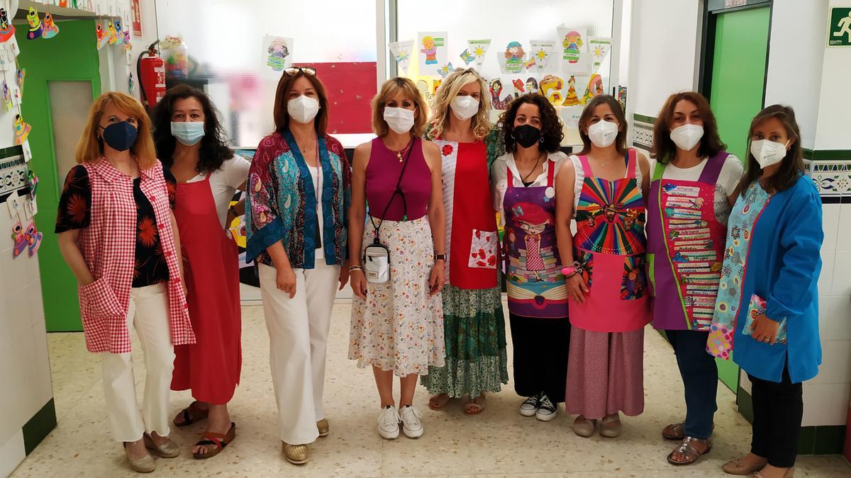 La delegada de Educación y Deporte en Córdoba, Inmaculada Troncoso, junto a profesoras y monitoras.