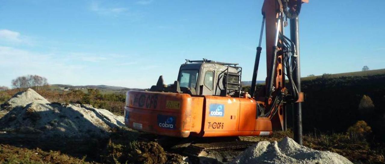 Obras de construcción de la línea Boimente-Pesoz en Santa Eulalia de Oscos.