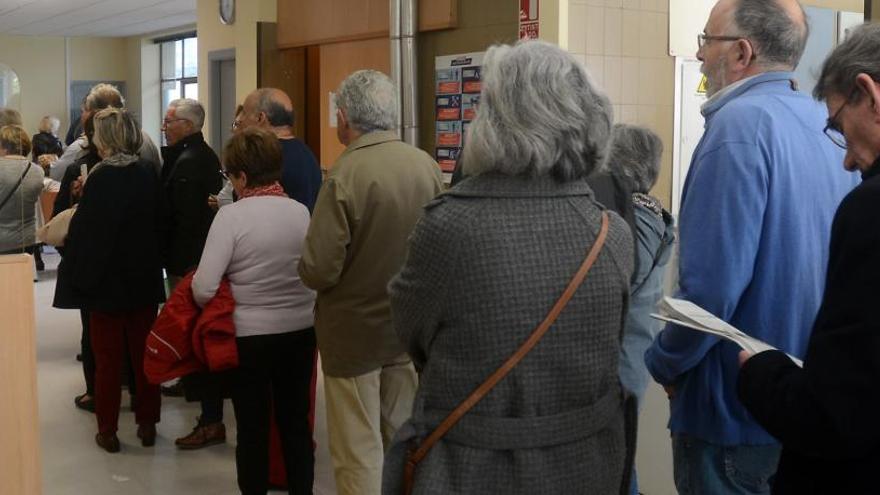 Pacientes hacen cola para pedir cita para vacunarse en Pontevedra.