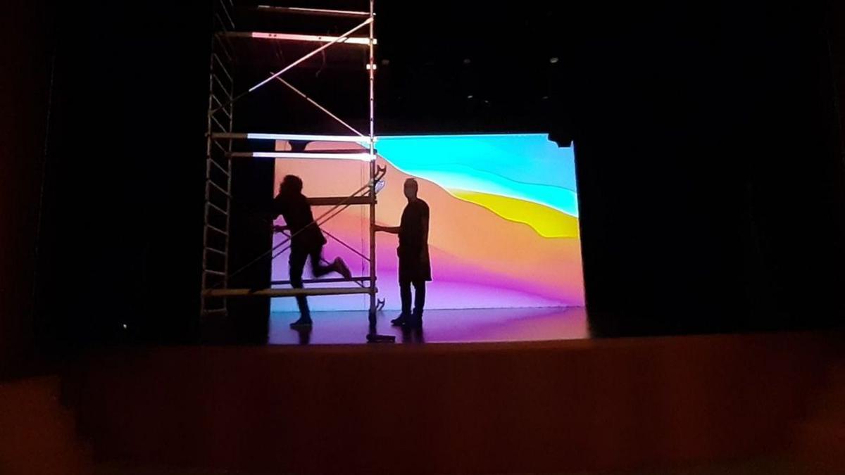 Un moment dels preparatius de l’escenari. | PAU MORATA